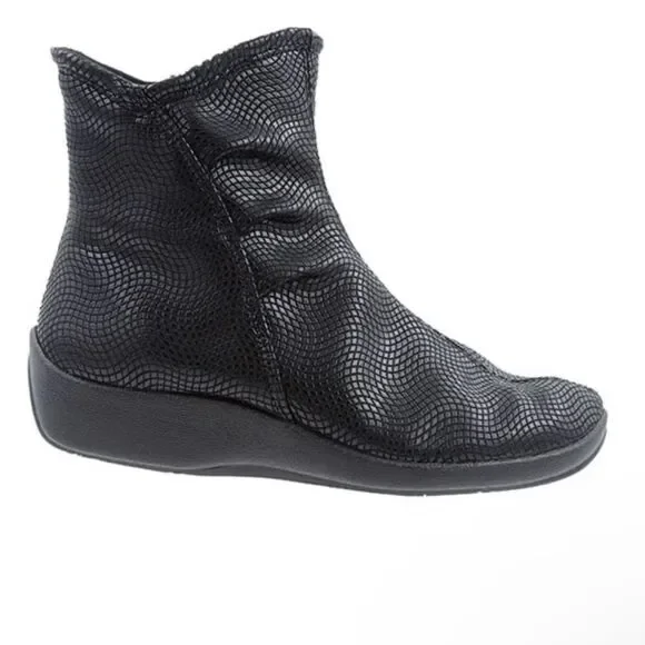 ARCOPEDICO Women’s Croc Shoes in the Size 41/9.5-10 US Size in Black Color - Picture 15 of 16